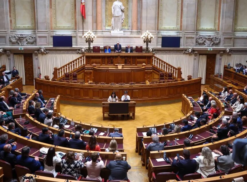Fotografia da Assembleia da República, com todo o hemiciclo, aquando do debate do AE 2026. Blog do Eduardo Abreu.